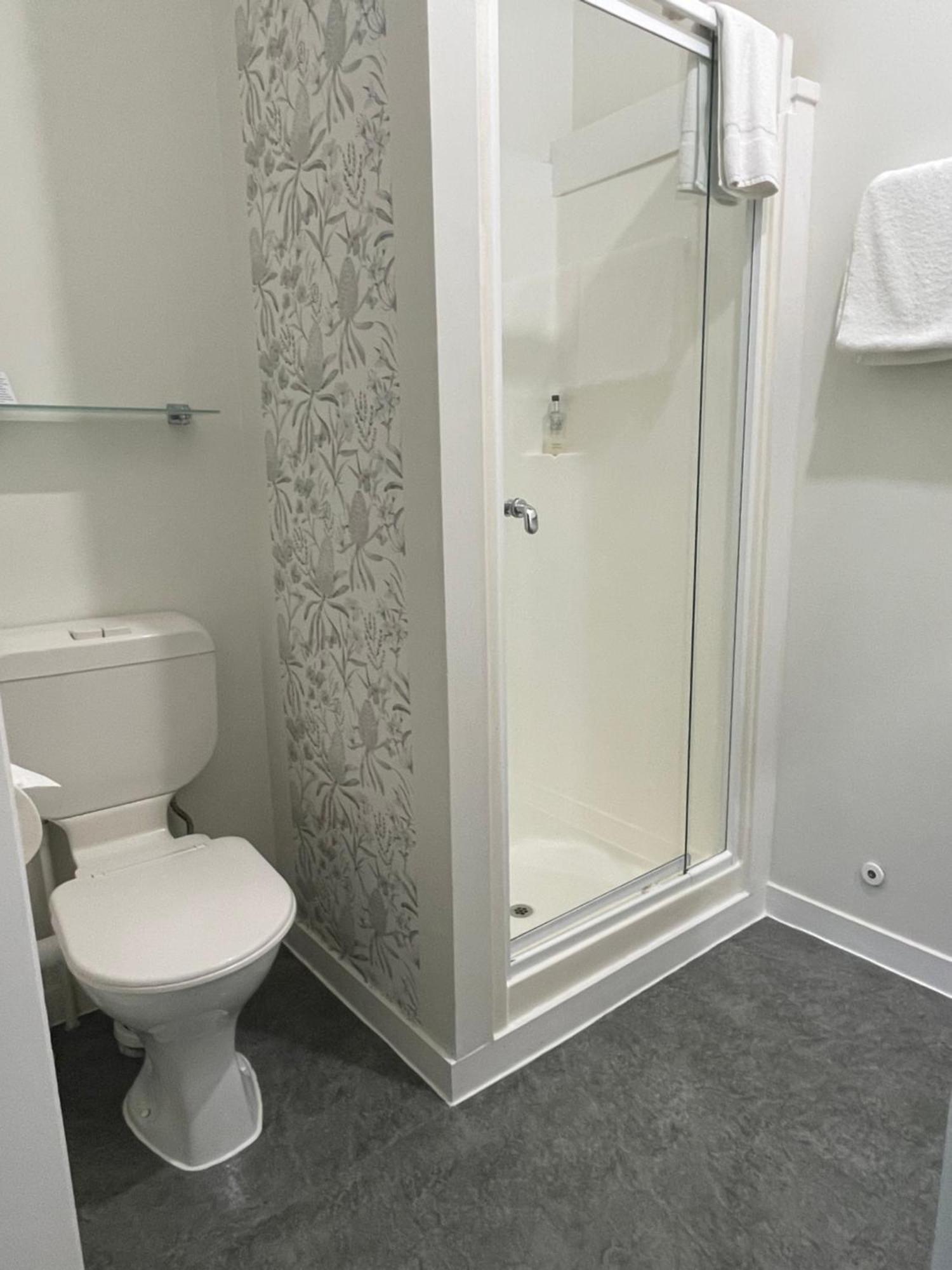 Queen Room,1589560726:JPEG